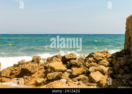 An der felsigen Küste der Cote d'Azur Meer von Frankreich Antibes in der Nähe des Hafens Französische Riviera Stockfoto