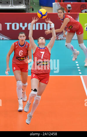 Toyama, Japan. 23 Sep, 2019. Tatiana Romanova (C) von Russland den Ball während der Round Robin Match zwischen Russland und Argentinien 2019 der FIVB Frauen-WM in Toyama, Japan, Sept. 23, 2019. Credit: Zhu Wei/Xinhua/Alamy leben Nachrichten Stockfoto