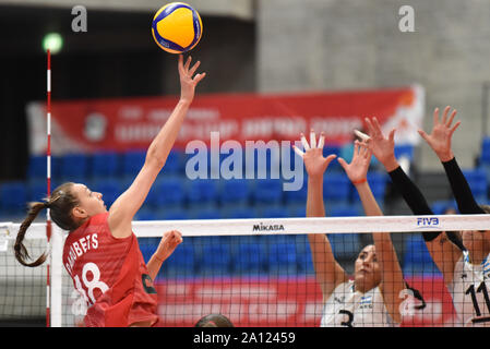 Toyama, Japan. 23 Sep, 2019. Kseniia Parubets (1 L) von Russland konkurriert während der Round Robin Match zwischen Russland und Argentinien 2019 der FIVB Frauen-WM in Toyama, Japan, Sept. 23, 2019. Credit: Zhu Wei/Xinhua/Alamy leben Nachrichten Stockfoto