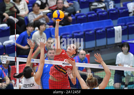 Toyama, Japan. 23 Sep, 2019. Natalja Gontscharowa (oben) von Russland Spikes die Kugel während der Round-robin-Match zwischen Russland und Argentinien 2019 der FIVB Frauen-WM in Toyama, Japan, Sept. 23, 2019. Credit: Zhu Wei/Xinhua/Alamy leben Nachrichten Stockfoto