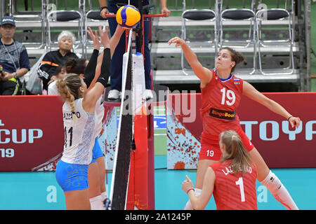 Toyama, Japan. 23 Sep, 2019. Mariia Khaletskaia (oben R) von Russland Spikes die Kugel während der Round-robin-Match zwischen Russland und Argentinien 2019 der FIVB Frauen-WM in Toyama, Japan, Sept. 23, 2019. Credit: Zhu Wei/Xinhua/Alamy leben Nachrichten Stockfoto