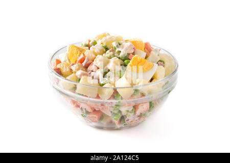 Die traditionellen russischen Salat in der Schüssel. Olivier Salat auf weißem Hintergrund Stockfoto