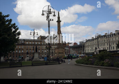Glasgow Schottland George Square dorischen Säule mit Stein Statue von Sir Walter Scott infront des Merchant's House Stockfoto