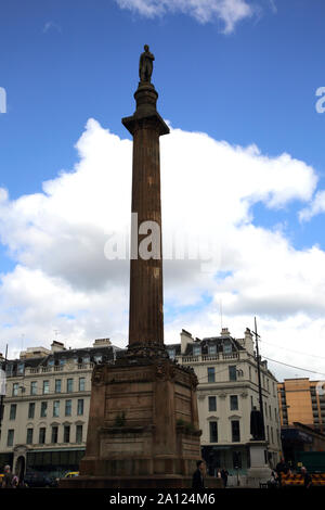 Glasgow Schottland George Square dorischen Säule mit Stein Statue von Sir Walter Scott abgeschlossen im Jahre 1836 entworfen von John greenshields und Spalte und Basis Stockfoto