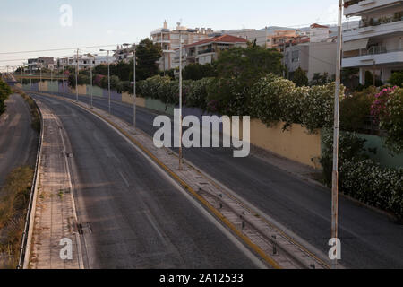 Zweispurige Straße vouliagmeni Athens Attica Griechenland Stockfoto