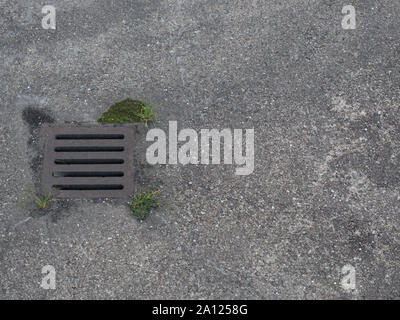 Rusty drain für körnige Masse. Stockfoto