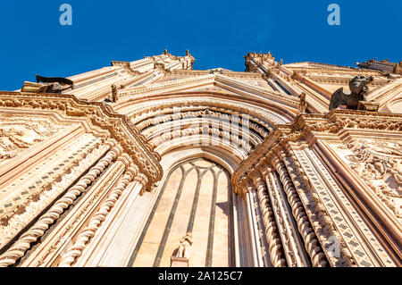Orvieto, Italien. Perspektivische Ansicht der Kathedrale "Santa Maria Assunta", ein Meisterwerk der gotischen Architektur. Stockfoto