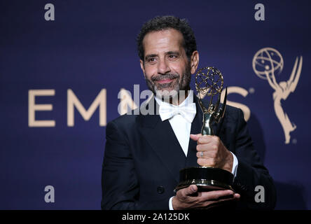 Los Angeles, USA. 22 Sep, 2019. Schauspieler Tony Shalhoub wirft mit der Auszeichnung für herausragende Nebendarsteller in einer Comedy Serie für "Die wunderbare Frau Maisel' während der 71St Primetime Emmy Awards in Los Angeles, USA, Sept. 22, 2019. Credit: Li Ying/Xinhua/Alamy leben Nachrichten Stockfoto