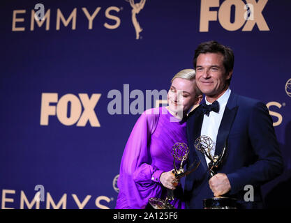 Los Angeles, USA. 22 Sep, 2019. Schauspielerin Julia Garner, Gewinner des Award für die Beste Nebendarstellerin in einer Drama-Serie für 'Ozark,' und Direktor Jason Bateman, Gewinner des Award für herausragende Regie für ein Drama Serie für "Ozark', während der 71St Primetime Emmy Awards in Los Angeles, USA, Sept. 22, 2019 darstellen. Credit: Li Ying/Xinhua/Alamy leben Nachrichten Stockfoto