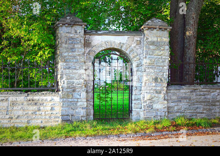 Alte Mauer aus Stein und Eisen Tor an einem spätsommerabend in Helsinki, Finnland. Stockfoto