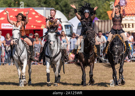 Equestrienne Stunt zeigt Pferd Anzeige an den nationalen Land Show Live im Hylands Park, Chelmsford, Essex, Großbritannien. Horse Event Team Stockfoto