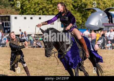 Equestrienne Stunt zeigt Pferd Anzeige an den nationalen Land Show Live im Hylands Park, Chelmsford, Essex, Großbritannien. Horse Event Team. Seilschaft Gefangener Stockfoto