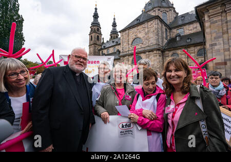 Fulda, Deutschland. 23 Sep, 2019. Kardinal Reinhard Marx (2. von links), Vorsitzender der Deutschen Bischofskonferenz, trifft vor dem Fuldaer Dom zu Beginn der Herbst der Vollversammlung der Deutschen Bischöfe mit den Demonstranten in der Gemeinschaft der katholischen Frauen Deutschlands, die mehr Geschlechtergerechtigkeit in der Kirche fordern. Die geplante Reform innerhalb der Katholischen Kirche ist das übergeordnete Thema der diesjährigen Herbst Vollversammlung der Deutschen Bischöfe Credit: Frank Rumpenhorst/dpa/Alamy leben Nachrichten Stockfoto