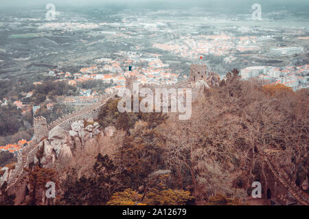 Mittelalterliche maurische Burg in Sintra, Portugal Stockfoto