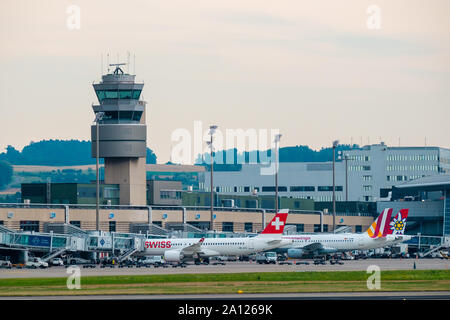 Zürich, Schweiz - 19. Juli 2018: Flughafen Zürich Gebäude Exterieur Landschaft am Tag Zeit Stockfoto