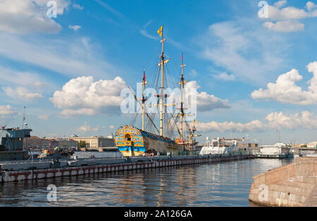 St. Petersburg, Russland - Juli 7, 2019: Menschen auf Exkursion in der Nähe von russischen Schiff der Linie Poltawa, 1712 gebaut. Neu Modell ist ein Museumskomplex Stockfoto
