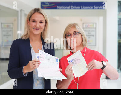 Hauptgeschäftsführer der Road Safety Authority Moyagh Murdock (rechts) und der Staatsminister für Europäische Angelegenheiten Helen McEntee bei einem Besuch der nationalen Führerschein Service in Santry, Dublin, zu den BRITISCHEN Lizenzinhaber erinnern ihre Lizenz zu ändern, bevor ein No Deal Brexit. Stockfoto