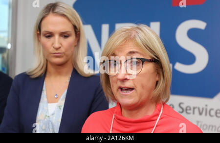 Hauptgeschäftsführer der Road Safety Authority Moyagh Murdock (rechts) und der Staatsminister für Europäische Angelegenheiten Helen McEntee bei einem Besuch der nationalen Führerschein Service in Santry, Dublin, zu den BRITISCHEN Lizenzinhaber erinnern ihre Lizenz zu ändern, bevor ein No Deal Brexit. Stockfoto