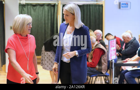 Hauptgeschäftsführer der Road Safety Authority Moyagh Murdock (links) und Minister für Europäische Angelegenheiten Helen McEntee bei einem Besuch der nationalen Führerschein Service in Santry, Dublin, zu den BRITISCHEN Lizenzinhaber erinnern ihre Lizenz zu ändern, bevor ein No Deal Brexit. Stockfoto