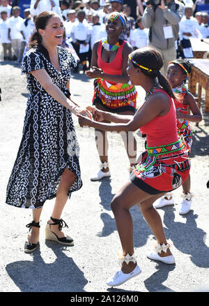 Die Herzogin von Sussex beteiligt sich mit Tänzern, als sie den Nyanga Township in Kapstadt, Südafrika, Blätter am ersten Tag ihrer Tour durch Afrika. Stockfoto
