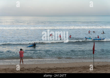 KUTA/BALI, 06 2019. Juli, am Morgen herrscht eine Strandatmosphäre voller einheimischer und ausländischer Touristen. Der Strand von Kuta ist ein beliebtes Touristenziel Stockfoto