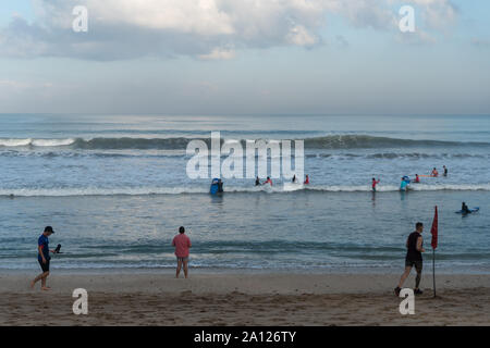 KUTA/BALI, 06 2019. Juli, am Morgen herrscht eine Strandatmosphäre voller einheimischer und ausländischer Touristen. Der Strand von Kuta ist ein beliebtes Touristenziel Stockfoto