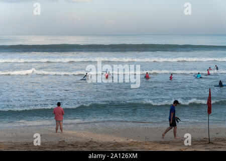 KUTA/BALI, 06 2019. Juli, am Morgen herrscht eine Strandatmosphäre voller einheimischer und ausländischer Touristen. Der Strand von Kuta ist ein beliebtes Touristenziel Stockfoto