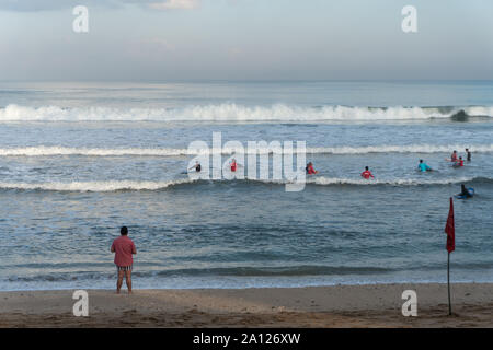 KUTA/BALI, 06 2019. Juli, am Morgen herrscht eine Strandatmosphäre voller einheimischer und ausländischer Touristen. Der Strand von Kuta ist ein beliebtes Touristenziel Stockfoto