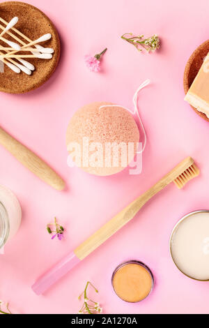 Kunststoff, null Abfall Kosmetik, flach Muster auf einem rosa Hintergrund. Bambus Zahnbürsten und Wattestäbchen, die Konjak enthalten, Schwamm etc., Schuß von der Oberseite Stockfoto