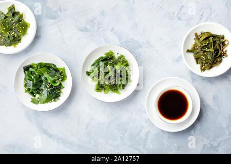 Verschiedene Algen, Meer Gemüse, Overhead shot mit kopieren. Superfoods Hintergrund oder ein Rezept Design Template Stockfoto