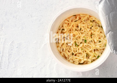 Schale aus Kunststoff von Instant Ramen Nudeln, Schuß von oben mit Copyspace Stockfoto