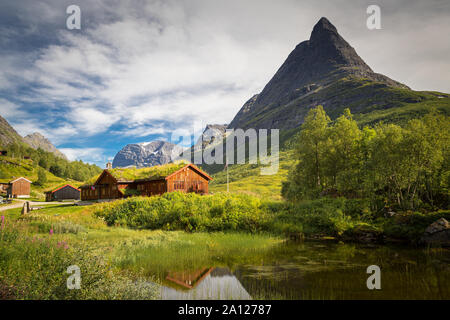 Fremdenverkehrsamt und Tierheim Innerdalshytta. Trollheimen Nationalpark, Norwegen. Stockfoto