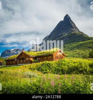 Fremdenverkehrsamt und Tierheim Innerdalshytta. Trollheimen Nationalpark, Norwegen. Stockfoto