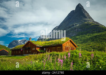 Fremdenverkehrsamt und Tierheim Innerdalshytta. Trollheimen Nationalpark, Norwegen. Stockfoto