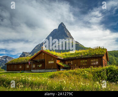 Fremdenverkehrsamt und Tierheim Innerdalshytta. Trollheimen Nationalpark, Norwegen. Stockfoto