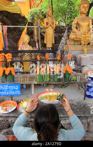 Prière devant un autel. Wat Simuong. Wat Si Muang. Vientiane. Laos. / Gebet vor einem Altar. Wat Simuong. Wat Si Muang. Vientiane. Laos. Stockfoto