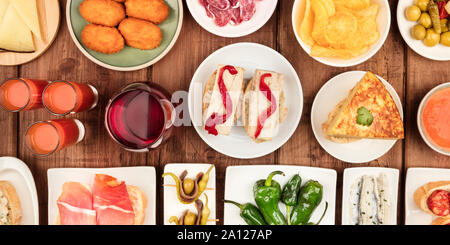Ein Panorama von spanischen Tapas. Wein, jamon, Gazpacho, Tortilla und andere Snacks, Schuß von oben auf einen dunklen Holzmöbeln im Landhausstil Hintergrund Stockfoto