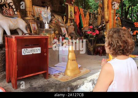 Prière devant un autel. Wat Simuong. Wat Si Muang. Vientiane. Laos. / Gebet vor einem Altar. Wat Simuong. Wat Si Muang. Vientiane. Laos. Stockfoto