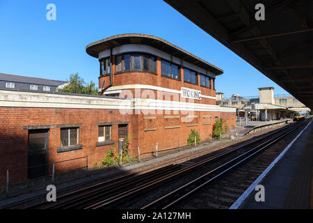 Die alten, stillgelegten im Art déco-Stil aus rotem Backstein gebaut, um das Fenster "Signal" in den Hauptbahnhof in Woking, Surrey, England, Großbritannien Stockfoto