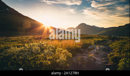 Pfad in Viromdalen Tal, Aussicht auf die untergehende Sonne, Trollheimen Nationalpark, Norwegen. Stockfoto