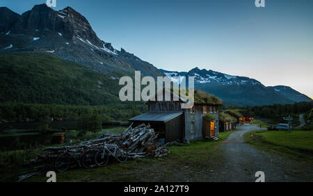 Innerdalshytta touristische Tierheim nach Einbruch der Dämmerung. Das Tal Innerdalen Tal, Trollheimen Nationalpark in Norwegen. Stockfoto