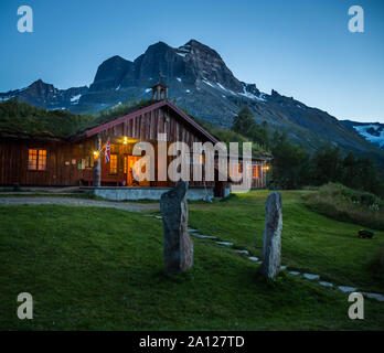 Innerdalshytta touristische Tierheim nach Einbruch der Dämmerung. Das Tal Innerdalen Tal, Trollheimen Nationalpark in Norwegen. Stockfoto