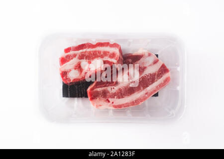 Rippen Fleisch in Kunststoff auf weißem Hintergrund verpackt Stockfoto