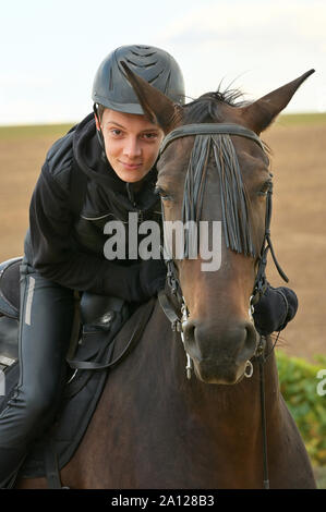 Teenager mit einem Pferd in der Natur Stockfoto