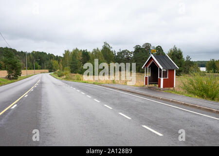 Leere Bushaltestelle in der finnischen Landschaft an einem bewölkten Tag. Naantali, Finnland. Stockfoto