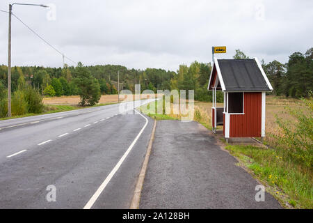 Leere Bushaltestelle in der finnischen Landschaft an einem bewölkten Tag. Naantali, Finnland. Stockfoto