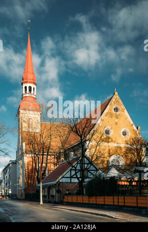 Pärnu, Estland. Ansicht der Lutherischen Kirche St. Elisabeth in sonnigen Wintertag. Stockfoto