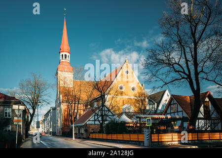 Pärnu, Estland. Ansicht der Lutherischen Kirche St. Elisabeth in sonnigen Wintertag. Stockfoto