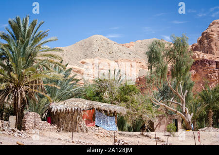 Bedouin Village in einer Oase in der Wüste unter den Bergen in Ägypten Dahab Stockfoto