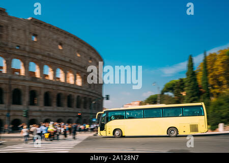 Rom, Italien. Kolosseum. Gelben Bus, auf der Straße in der Nähe der Flavischen Amphitheater. Berühmte UNESCO-Wahrzeichen. Stockfoto